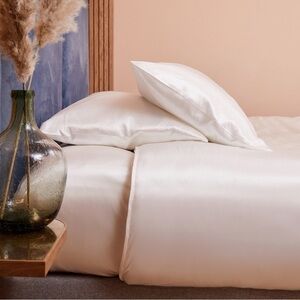 Luxurious silk pillowcase